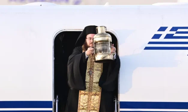 Στα Ιεροσόλυμα η ελληνική αποστολή για το Άγιο Φως: Στις 18:30 με ειδική πτήση η άφιξή του στο Ελ. Βενιζέλος