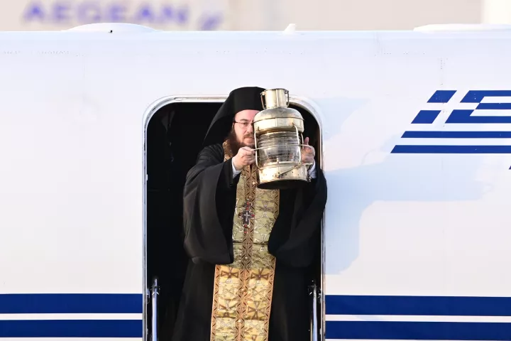 Στα Ιεροσόλυμα η ελληνική αποστολή για το Άγιο Φως: Στις 18:30 με ειδική πτήση η άφιξή του στο Ελ. Βενιζέλος
