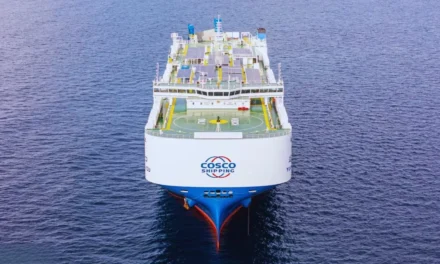 Στον Πειραιά ο γίγαντας των μεταφορών – Τι παρέδωσε στην Ελληνική Κυβέρνηση