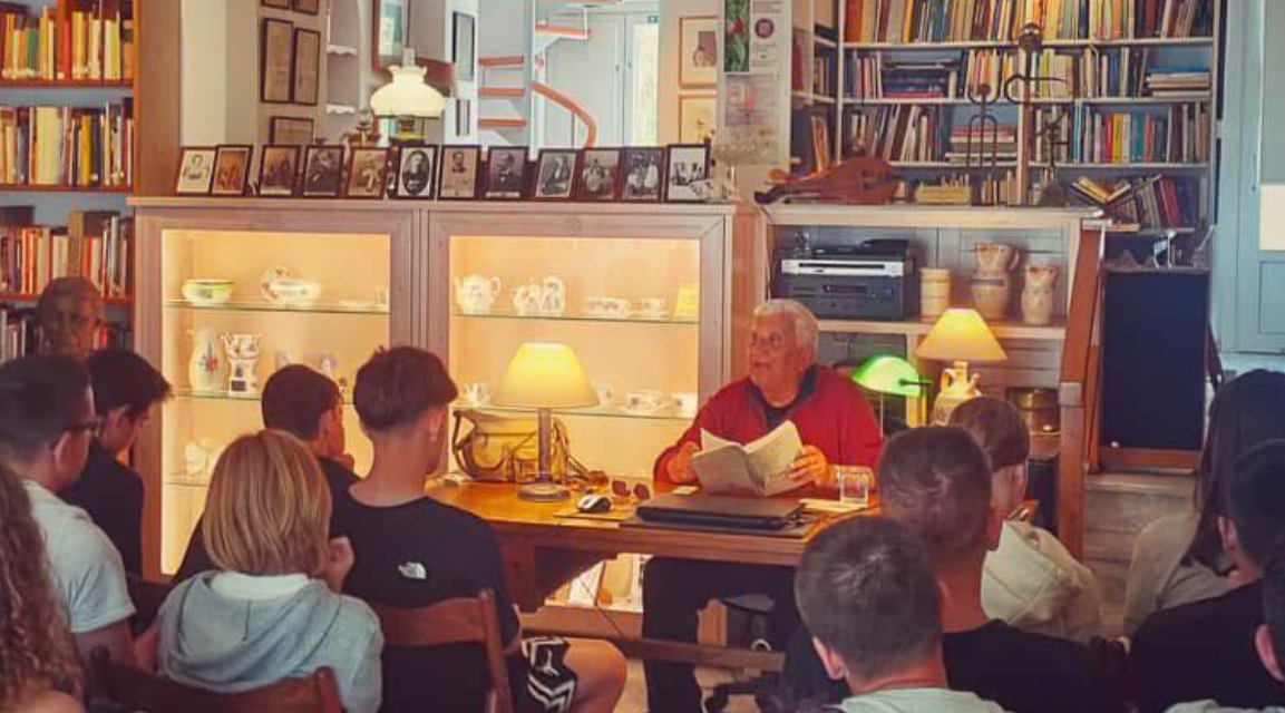 «Βιβλιοθήκη Παναγιώτη Κουσαθανά»: Ένας Πνευματικός Φάρος στην Καρδιά της Μυκόνου