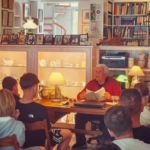 «Βιβλιοθήκη Παναγιώτη Κουσαθανά»: Ένας Πνευματικός Φάρος στην Καρδιά της Μυκόνου