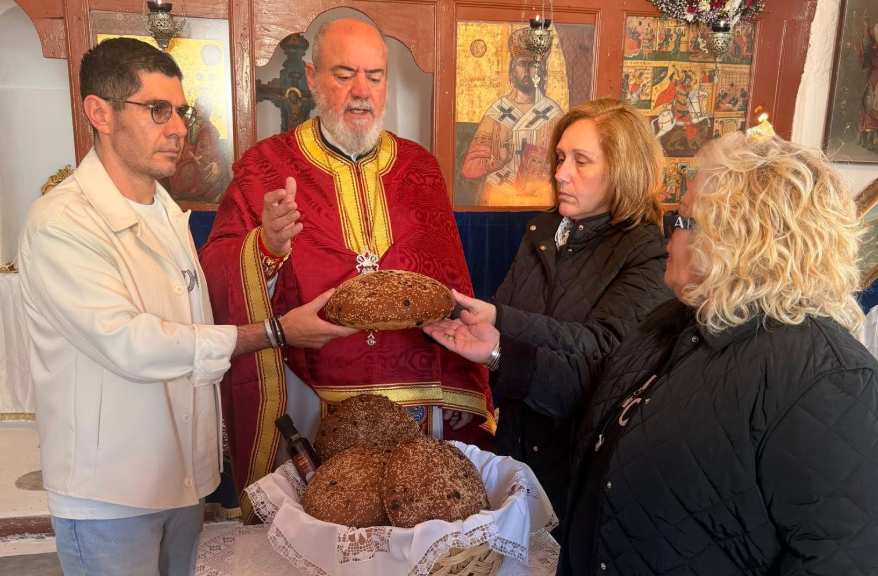 Με τη λαμπρότητα της παράδοσης η Θεία Λειτουργία στον Άγιο Γεώργιο της Χώρας