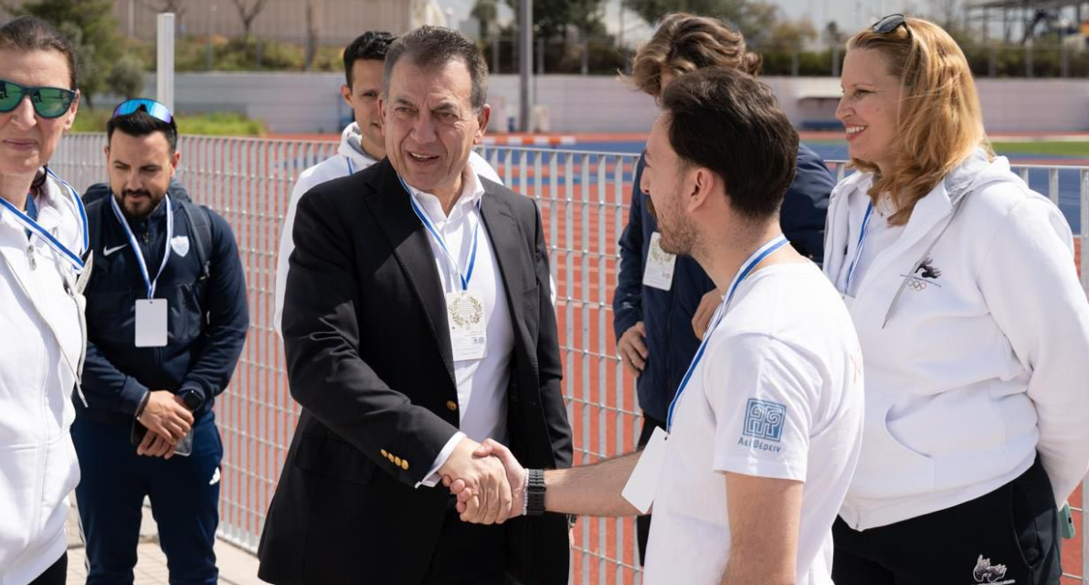 «Διαδρομές Ειρήνης» στο ΟΑΚΑ: Ο Γ. Βρούτσης μαζί με 150 παιδιά και κορυφαίους αθλητές υψώνουν τη «White Card»