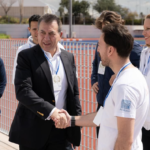 «Διαδρομές Ειρήνης» στο ΟΑΚΑ: Ο Γ. Βρούτσης μαζί με 150 παιδιά και κορυφαίους αθλητές υψώνουν τη «White Card»