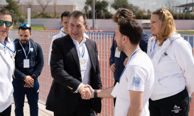 «Διαδρομές Ειρήνης» στο ΟΑΚΑ: Ο Γ. Βρούτσης μαζί με 150 παιδιά και κορυφαίους αθλητές υψώνουν τη «White Card»