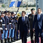 Επίσκεψη υψηλού συμβολισμού Μακρόν – Μητσοτάκη στη φρεγάτα «Κίμων» – Βίντεο και φωτογραφίες