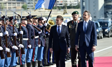 Επίσκεψη υψηλού συμβολισμού Μακρόν – Μητσοτάκη στη φρεγάτα «Κίμων» – Βίντεο και φωτογραφίες