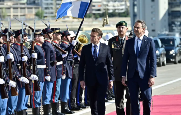 Επίσκεψη υψηλού συμβολισμού Μακρόν – Μητσοτάκη στη φρεγάτα «Κίμων» – Βίντεο και φωτογραφίες