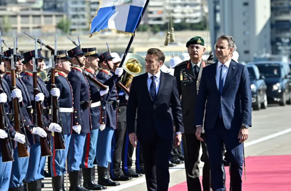 Επίσκεψη υψηλού συμβολισμού Μακρόν – Μητσοτάκη στη φρεγάτα «Κίμων» – Βίντεο και φωτογραφίες