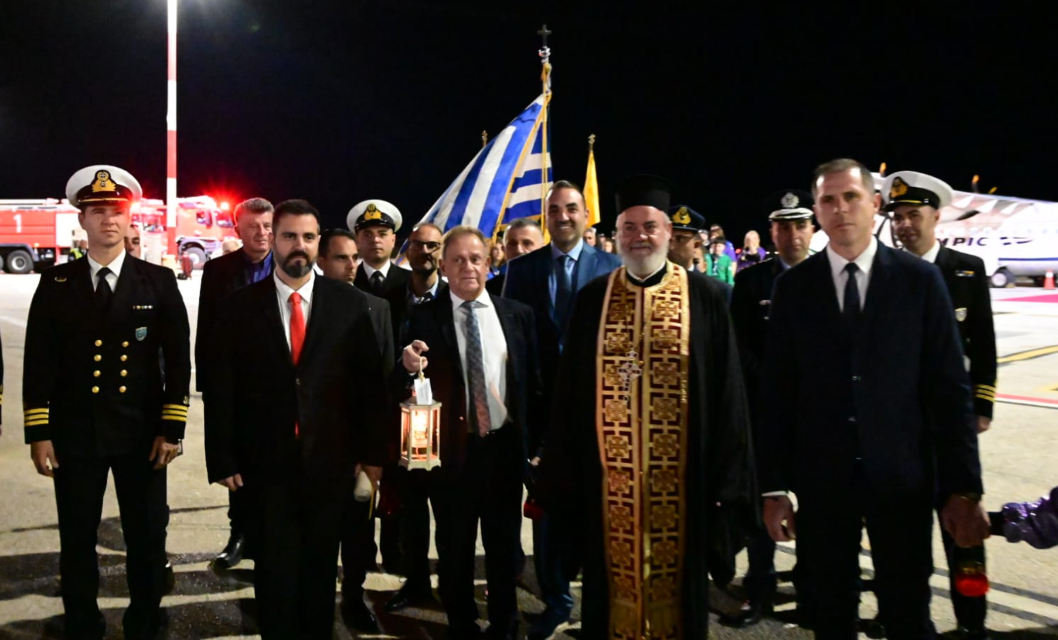 Με Ευλάβεια η Υποδοχή του Αγίου Φωτός στο Αεροδρόμιο