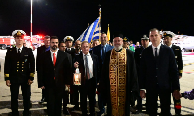 Με Ευλάβεια η Υποδοχή του Αγίου Φωτός στο Αεροδρόμιο