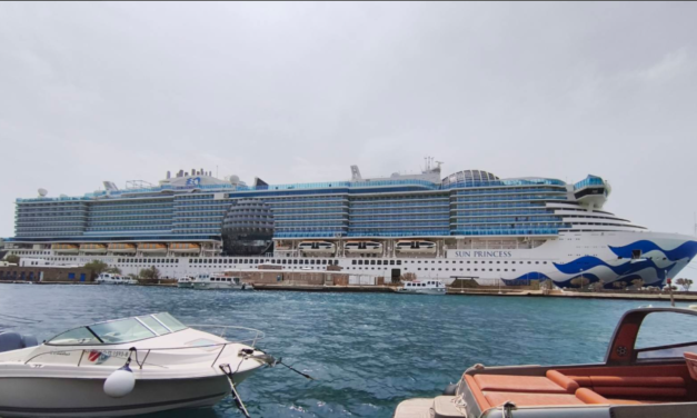 Η ΑΣΦΑΛΗΣ ΠΡΟΣΔΕΣΗ ΤΟΥ ΜΕΓΑΛΥΤΕΡΟΥ ΚΡΟΥΑΖΙΕΡΟΠΛΟΙΟΥ ΤΗΣ ΠΕΡΙΟΔΟΥ ΑΠΕΔΕΙΞΕ ΤΟ ΣΥΝΤΟΝΙΣΜΟ ΤΩΝ ΥΠΗΡΕΣΙΩΝ ΚΑΙ ΤΩΝ ΙΔΙΩΤΩΝ ΕΠΑΓΓΕΛΜΑΤΙΩΝ