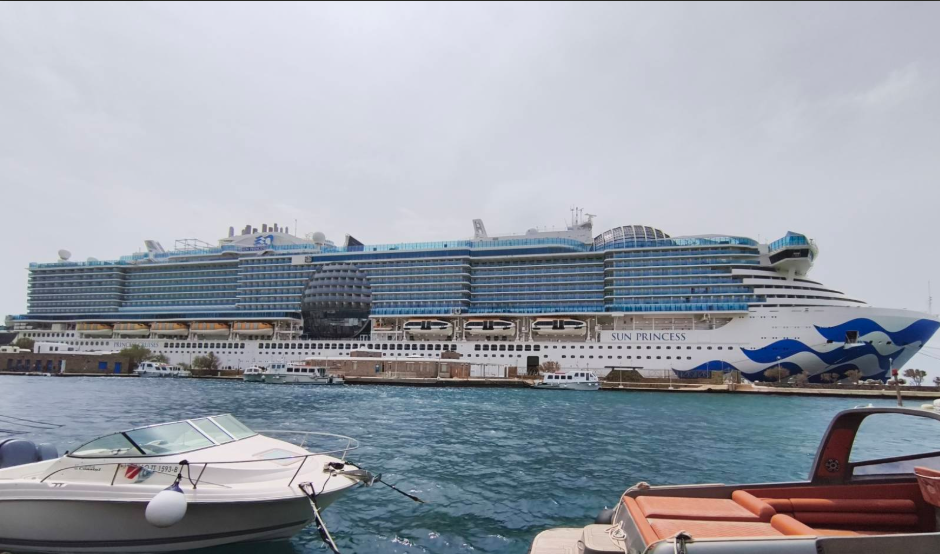 Η ΑΣΦΑΛΗΣ ΠΡΟΣΔΕΣΗ ΤΟΥ ΜΕΓΑΛΥΤΕΡΟΥ ΚΡΟΥΑΖΙΕΡΟΠΛΟΙΟΥ ΤΗΣ ΠΕΡΙΟΔΟΥ ΑΠΕΔΕΙΞΕ ΤΟ ΣΥΝΤΟΝΙΣΜΟ ΤΩΝ ΥΠΗΡΕΣΙΩΝ ΚΑΙ ΤΩΝ ΙΔΙΩΤΩΝ ΕΠΑΓΓΕΛΜΑΤΙΩΝ