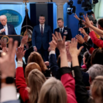 Ώρες αγωνίας στο Ιράν: Ο Τραμπ πάνω από το «κουμπί» – Πλήγμα ή ανατροπή στο «παρά 5’»