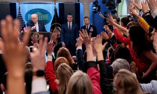 Ώρες αγωνίας στο Ιράν: Ο Τραμπ πάνω από το «κουμπί» – Πλήγμα ή ανατροπή στο «παρά 5’»