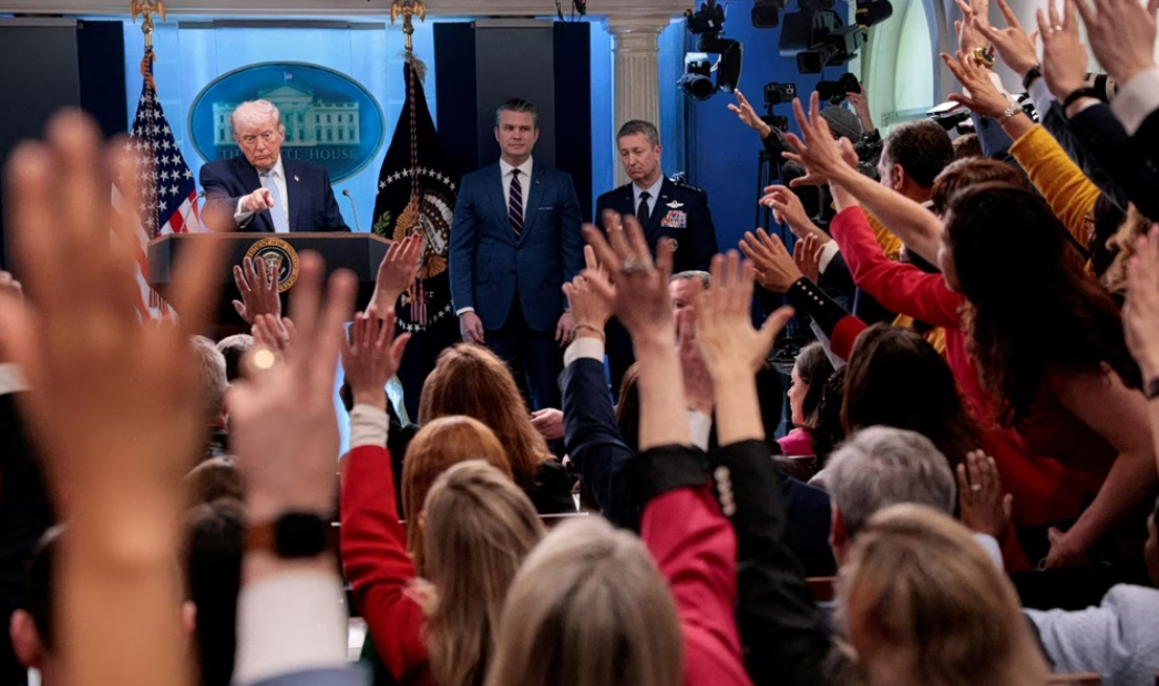 Ώρες αγωνίας στο Ιράν: Ο Τραμπ πάνω από το «κουμπί» – Πλήγμα ή ανατροπή στο «παρά 5’»