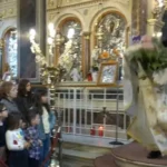 Εκκωφαντικός συμβολισμός πίστης: Οι πρώτες Αναστάσεις «σείουν» την Ελλάδα με θόρυβο και παράδοση