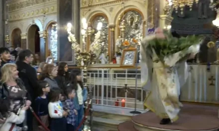 Εκκωφαντικός συμβολισμός πίστης: Οι πρώτες Αναστάσεις «σείουν» την Ελλάδα με θόρυβο και παράδοση