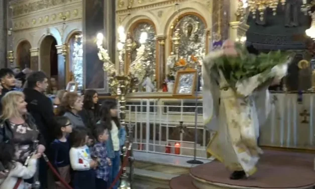 Εκκωφαντικός συμβολισμός πίστης: Οι πρώτες Αναστάσεις «σείουν» την Ελλάδα με θόρυβο και παράδοση