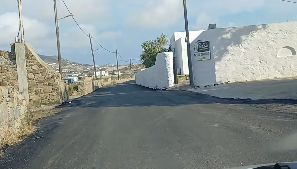 Συνεχίζεται με Εντατικούς Ρυθμούς το Πρόγραμμα Οδοποιίας στη Μύκονο – Ποιες Περιοχές Ασφαλτοστρώθηκαν