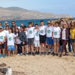 Μια Αγκαλιά για τη Μύκονο: Μαθητές και Εθελοντές Καθάρισαν την Παραλία της Φτελιάς