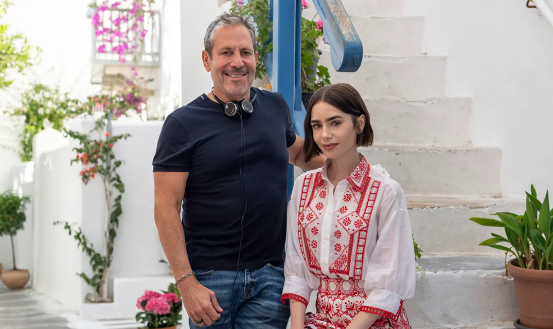 Το «Emily in Paris» γιόρτασε το τέλος των γυρισμάτων στην Μύκονο με ξέφρενο πάρτι και συρτάκι