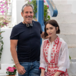 Το «Emily in Paris» γιόρτασε το τέλος των γυρισμάτων στην Μύκονο με ξέφρενο πάρτι και συρτάκι