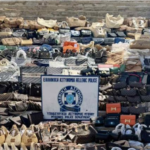 Μεγάλο πλήγμα στο παρεμπόριο στη Μύκονο – Συνελήφθη σπείρα που πλημμύριζε τις παραλίες με «μαϊμού» επώνυμα είδη