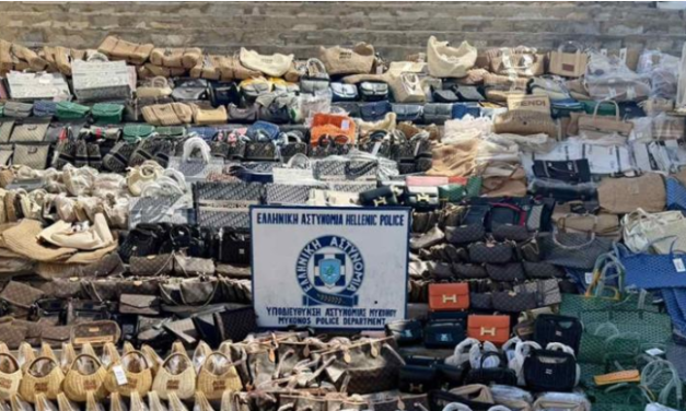 Μεγάλο πλήγμα στο παρεμπόριο στη Μύκονο – Συνελήφθη σπείρα που πλημμύριζε τις παραλίες με «μαϊμού» επώνυμα είδη