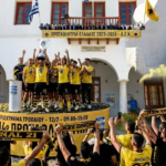 «ΕΡΧΕΤΑΙ…» ΚΑΙ ΞΕΣΗΚΩΝΕΙ ΤΗ ΜΥΚΟΝΟ: ΤΟ ΤΡΟΠΑΙΟ ΤΗΣ ΠΡΩΤΑΘΛΗΤΡΙΑΣ ΑΕΚ ΣΤΟ ΔΗΜΑΡΧΕΙΟ!