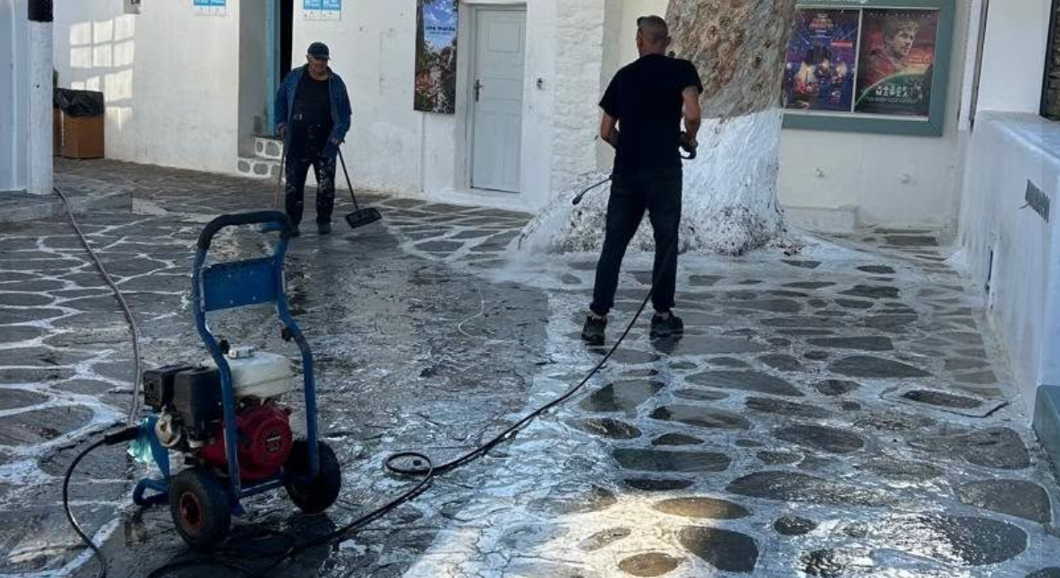 Σε εξέλιξη οι εντατικοί καθαρισμοί στη Χώρα Μυκόνου: Το μήνυμα του Δήμου προς τους πολίτες