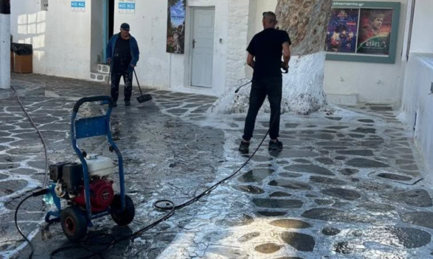 Σε εξέλιξη οι εντατικοί καθαρισμοί στη Χώρα Μυκόνου: Το μήνυμα του Δήμου προς τους πολίτες