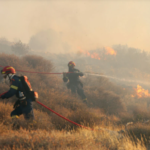 Φωτιά στις Αχαρνές Αττικής ανάμεσα σε σπίτια, πυρκαγιά και στο Κορωπί – Σε ύφεση τα μέτωπα