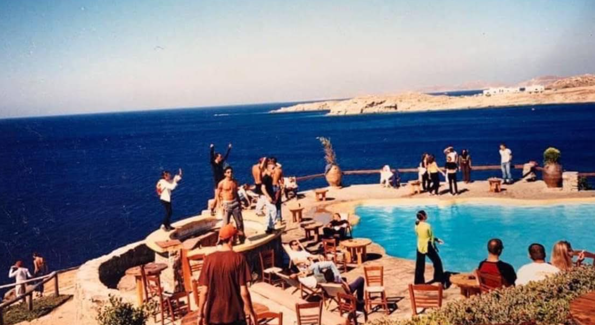 Όταν το Cavo Paradiso και το Αιγαίο «γέννησαν» τις αναμνήσεις μιας ολόκληρης γενιάς: Ο Αλέξανδρος Δράκος θυμάται τη Μύκονο της αθωότητας