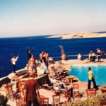 Όταν το Cavo Paradiso και το Αιγαίο «γέννησαν» τις αναμνήσεις μιας ολόκληρης γενιάς: Ο Αλέξανδρος Δράκος θυμάται τη Μύκονο της αθωότητας