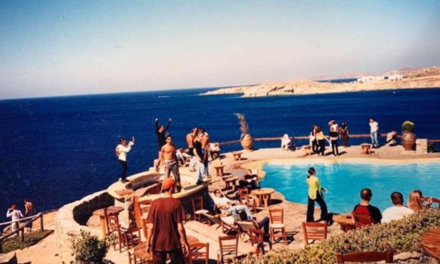 Όταν το Cavo Paradiso και το Αιγαίο «γέννησαν» τις αναμνήσεις μιας ολόκληρης γενιάς: Ο Αλέξανδρος Δράκος θυμάται τη Μύκονο της αθωότητας