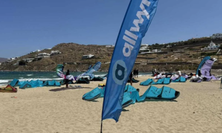 Kitesurf, θέαμα και summer vibes στη Μύκονο: Το GKA Kite World Cup κορυφώνεται στην παραλία του Κόρφου (βίντεο)