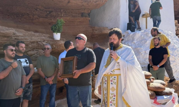 Θεία Λειτουργία στο Εξωκκλήσι της Παναγίας στο Τραγονήσι από τον π. Αλέξιο