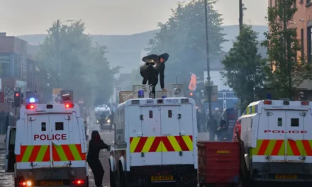 Στις φλόγες το Μπέλφαστ: Βανδαλισμοί σε μαγαζιά, εμπρησμοί σε σπίτια – Οργή για την αιματηρή επίθεση