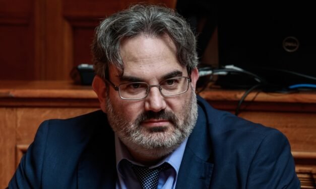 Παραιτήθηκε ο γγ του υπουργείου Περιβάλλοντος Ευθύμιος Μπακογιάννης: Ο κουνιάδος του στους συλληφθέντες για το κύκλωμα με τις πολεοδομίες