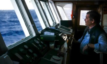Αμοργός: Το τελευταίο αντίο στον καπετάν Γιάννη του «Σκοπελίτη» με τραγούδια και πλοία να χτυπούν τις κόρνες