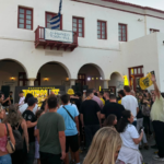 «Κιτρινόμαυρο» παραλήρημα στο Δημαρχείο Μυκόνου – Αποθεώθηκε ο Μ. Ηλιόπουλος με την κούπα της ΑΕΚ (pics/vid)
