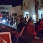 AΓΡΙΟ ΕΠΕΙΣΟΔΙΟ ΣΤΗ ΜΥΚΟΝΟ: ΤΟΥΡΙΣΤΕΣ ΠΙΑΣΤΗΚΑΝ ΣΤΑ ΧΕΡΙΑ ΣΤΗ ΜΕΣΗ ΤΟΥ ΔΡΟΜΟΥ