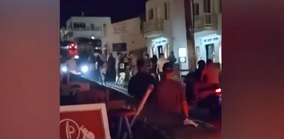 AΓΡΙΟ ΕΠΕΙΣΟΔΙΟ ΣΤΗ ΜΥΚΟΝΟ: ΤΟΥΡΙΣΤΕΣ ΠΙΑΣΤΗΚΑΝ ΣΤΑ ΧΕΡΙΑ ΣΤΗ ΜΕΣΗ ΤΟΥ ΔΡΟΜΟΥ