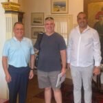 Ιστορική Επίσκεψη στο Δημαρχείο Μυκόνου: Ο Απόγονος του Κόμη Βοΐνοβιτς Συνάντησε το Παρελθόν του Νησιού