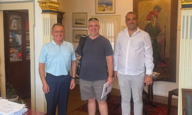 Ιστορική Επίσκεψη στο Δημαρχείο Μυκόνου: Ο Απόγονος του Κόμη Βοΐνοβιτς Συνάντησε το Παρελθόν του Νησιού