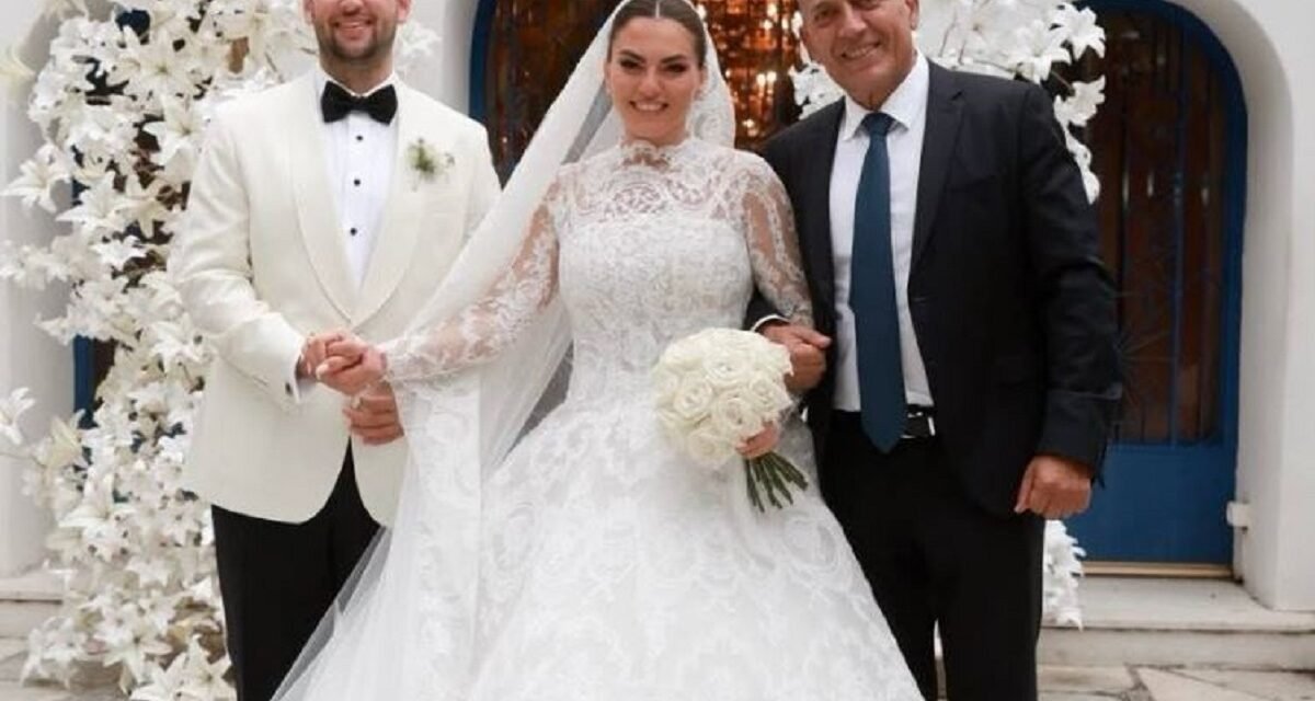 Γιάννης Βρούτσης: Παντρεύτηκε η κόρη του, Νίκη – Δείτε φωτογραφίες από τον γάμο της με τον Αναστάσιο Πολίτη