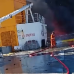 Φωτιά σε οχηματαγωγό βόρεια της Μυκόνου – Εκκενώθηκε το πλοίο, στην Τήνο μεταφέρονται οι επιβάτες