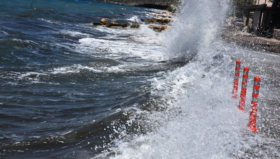 Καιρός: Παραμένει το Red Code για έντονα φαινόμενα – Θυελλώδεις άνεμοι έως 9 μποφόρ, ισχυρές καταιγίδες