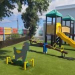 ΕΠΙΣΤΡΟΦΗ ΣΤΑ ΘΡΑΝΙΑ ΜΕ ΧΑΜΟΓΕΛΑ ΚΑΙ ΑΝΑΝΕΩΜΕΝΕΣ ΥΠΟΔΟΜΕΣ ΓΙΑ ΤΟΥΣ ΠΑΙΔΙΚΟΥΣ ΣΤΑΘΜΟΥΣ ΤΟΥ ΝΗΣΙΟΥ